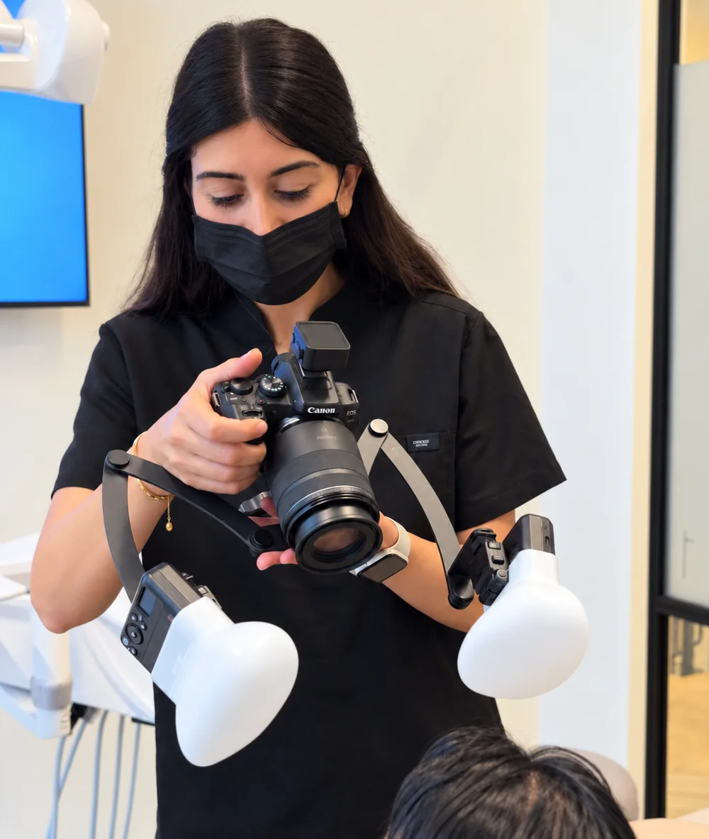 Dr. med. dent. Niusha Barahmand Pour bei der fotografischen Dokumentation